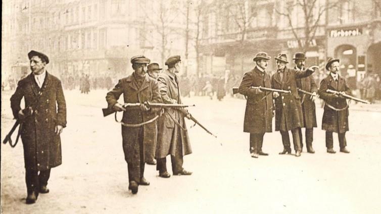 Vor 100 Jahren: Beginn des Spartakusaufstandes Der Schnee färbte sich blutrot 1 Am 5.1.1919 protestieren in Berlin Hunderttausende gegen die Absetzung des Polizeipräsidenten durch das preußische Innenministerium.