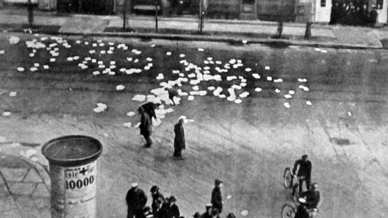 Flugblätter der Spartakisten auf den Straßen Berlins (World History Archive) Doch die Angreifer gingen, wie im Krieg an der Front, mit Granaten, Maschinengewehren und Minenwerfern vor.