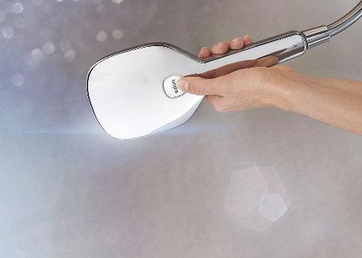 Da die Brause beim Duschen gerne in die Hand genommen wird, ist die Funktionstaste auf der Oberseite des Griffes platziert. www.hansa.com ISH 4.