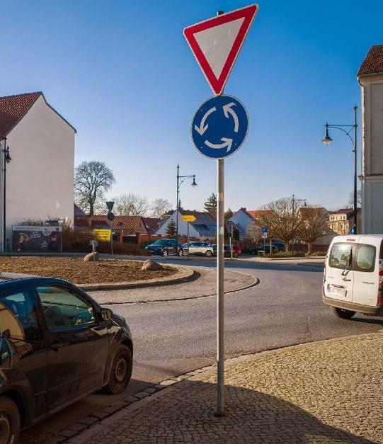 3.3 [b] Minimalkommunikation in der Verkehrsinfrastruktur Heutige Verkehrszeichen übermitteln Fahrern optische Anweisung zum Verhalten im Verkehr Automatisierte und fahrerlose Fahrzeuge müssen diese