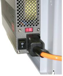 Stecker für den 12 V Verbraucher eingesteckt Dann können mit dem I/O Taster die angeschlossenen 12 V und 24 V Verbraucher eingeschaltet Der Ladezustand des internen Akkus wird über die grüne, gelbe