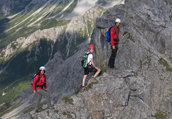 3-Gipfel-Tour Tolle Klettertour auch für schwindelfreie Einsteiger Nach einer Auffahrt mit der Kanzelwandbahn auf 2000m überschreiten wir bei dieser Klettertour die Walser Hammerspitze, Hochgehren