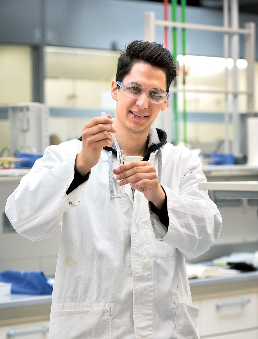 Dominik Bissinger, 4. Semester Chemieingenieurwesen, bereitet im Laborpraktikum Organische Chemie die Oxidation von Toluol zu Benzoesäure vor. Sofia Schippers, 6.