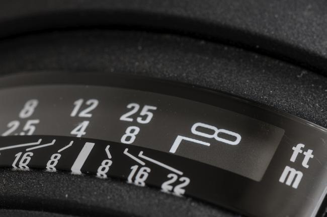Scharfstellen, auch Fokussieren genannt, kann man manuell oder über das Autofokus-System der Kamera. Die Kamera kann dabei immer nur auf eine Entfernung scharfstellen.