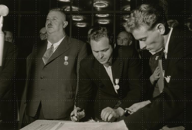 Die Unterzeichnung fand im Beisein von Walter Hallstein statt, dem Staatssekretär des deutschen Auswärtigen Amtes.