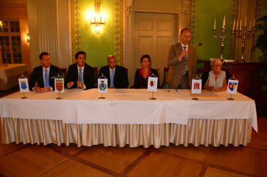 Gruppenfoto der eingeladenen Vertreter der Partnerstädte mit der