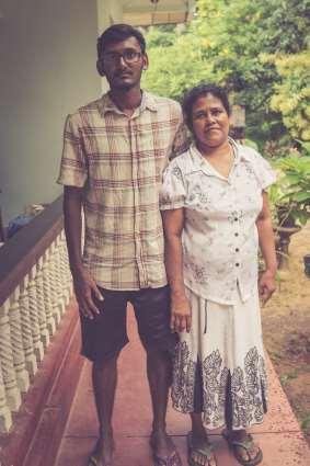 Amil Lakshan Amil war sehr aufgeschlossen und er spricht sehr gut Englisch. Sie wohnen seit ca. 3 Jahren mit im Haus der Tante. Die Mutter hatte an Neujahr (13.4.