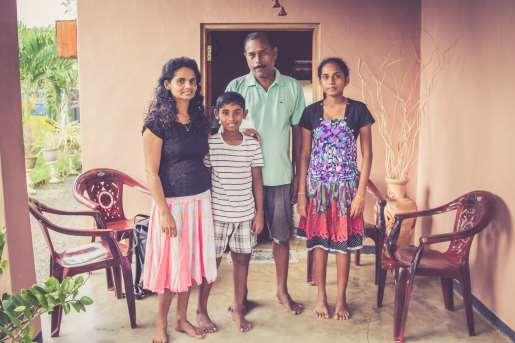 Praveen Nishane Die Familie von Praveen war sehr nett. Praveen hat uns erzählt, dass sein Lieblingsfach Mathe ist. Englisch konnte er leider nicht sprechen (obwohl seine Noten super sind).