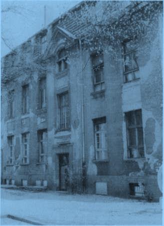 Unabhängig von der abgeschirmten Krankenhausabteilung richtete die Gestapo im April 1943 auch ein besonderes Gefängnis ein: Ins Kellergeschoss der ehemaligen Pathologie (Foto nebenan), Schulstrasse