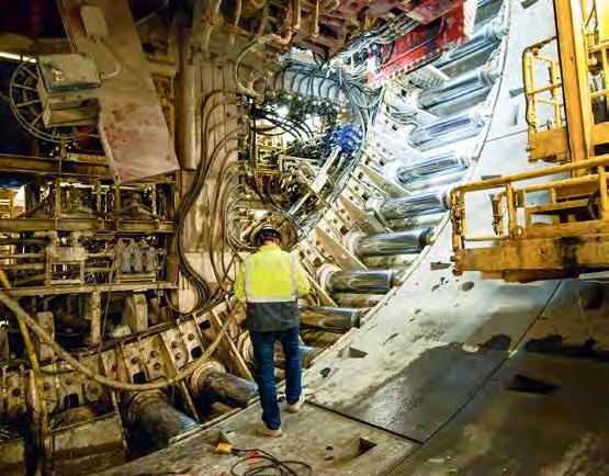 Unternehmen und Märkte Tunnelbau weltweit BabEng GmbH Wenn er den mechanischen Tunnelbau beschreibt, denkt Lars Babendererde an ein U-Boot, in dem verschiedene Fachleute aufeinandertreffen: