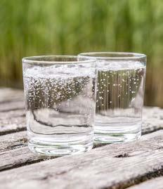 Trinkcheck: So denken Sie im Alltag ans regelmäßige Trinken Ein Glas Mineralwasser gleich nach dem Aufstehen versorgt den Körper mit notwendiger Flüssigkeit und bringt zusätzlich den Kreislauf in
