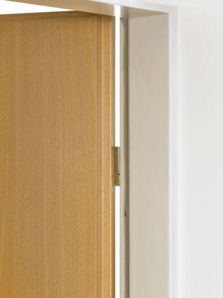 Bei einer TGL-Tür ist der Falz 13 x 22 mm mit Fitschenband und bei einer DIN-Tür 13 x 25,5 mm mit einem Einbohrband versehen.