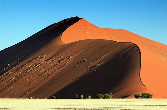 Tag 4 Namib Desert. Heute heißt es früh aufstehen. Wir fahren zum Sonnenaufgang in den Namib Naukluft Park zu den aprikosenfarbenen Dünen des Sossusvlei.