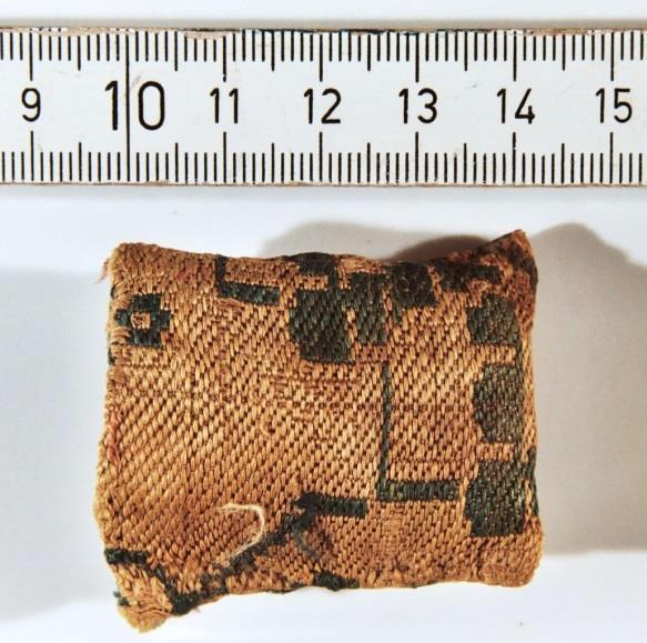 Das aus dem Ostiran stammende wertvolle Seidengewebe, von denen es weitere Beispiele aus Schreinen von Märtyrern gibt, wurde zwischen dem 7. bis 9. Jh. gewebt.