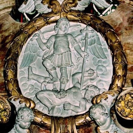 Michael- Patronats, an oberste Stelle des Altars, erinnert an die Erstmissionierung durch Bonifatius und die anfängliche Zugehörigkeit zum Erzbistum Mainz. Der Patronatsaltar in der Pfarrkirche St.