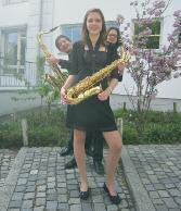 Anna Hirblinger 14 Jahre alt Spielt Saxophon seit sie 8 Jahre alt ist. Nimmt seitdem an musikalischen Wettbewerb Jugend musiziert teil. Mal als Solistin, Duo Klavier-Saxophon, Quartett oder Trio.