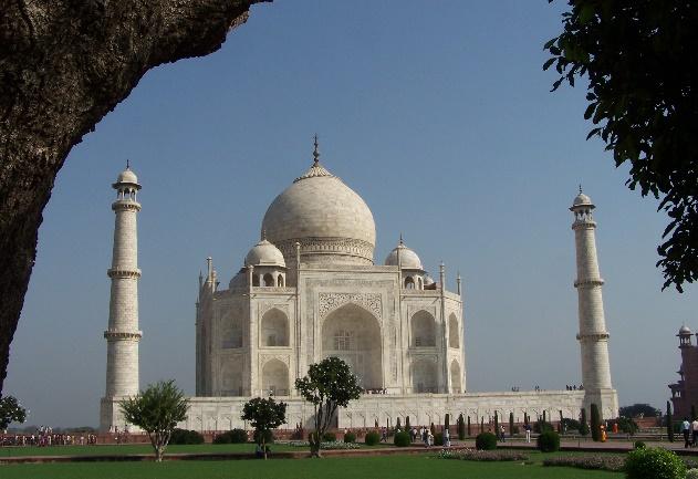 12. Tag: Agra Taj Mahal Delhi Der Morgen steht ganz im Zeichen des Taj Mahal immer noch ein Zeichen ewiger Liebe und immer noch zauberhaft strahlt das Taj Mahal aus weißem Marmor gegen den blauen