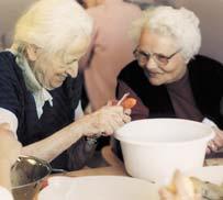 Angebote für ältere Menschen In den Hausgemeinschaften für Senioren werden möglichst viele Bewohner in einen normalen Lebensalltag einbezogen, solange das möglich ist.