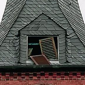 Köhler Fotos: Köhler, privat Dachschaden ohne schlimme Folgen Zuerst waren die Fensterläden in der unteren Schieferabdeckung an der Westseite des Kirchturms nur eingedrückt, aber dann
