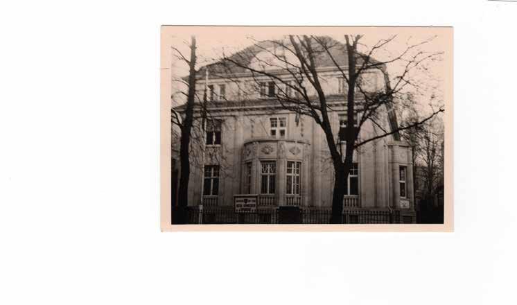 Schwere Beschädigungen 1944 Privat/Renate Boerner-Manz Im Garten explodiert eine Luftmine. Zwei Kastanienbäume fangen die Druckwelle ab, dennoch wird das Gebäude schwer beschädigt.