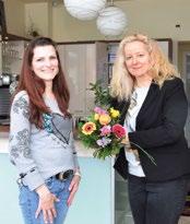 8 Wirtschaft Südwestsachsen 04/2019 Namen und Nachrichten Beierleins Hotel poliert Sterne auf Denise Beierlein freut sich über 3 Sterne Superior und Blumen von Kathrin Stiller.