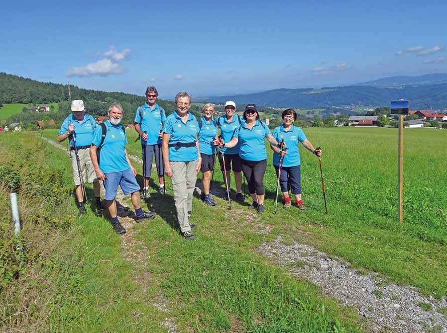 unser Bezirk AKTUELLES AUS SCHÄRDING BO Otto Straßl informiert! Foto oben: Wandergruppe vor dem weiten Ausblick in das Mühlviertel und den Bayerischen Wald.