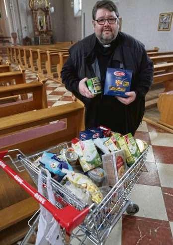 10 Einkaufswagen für die Armen steht in der Klein-Krotzenburger Pfarrkirche / Patenschaftsaktionen erwünscht Gespendete Lebensmittel für Menschen mit Geldsorgen Klein-Krotzenburg (beko) Was macht ein