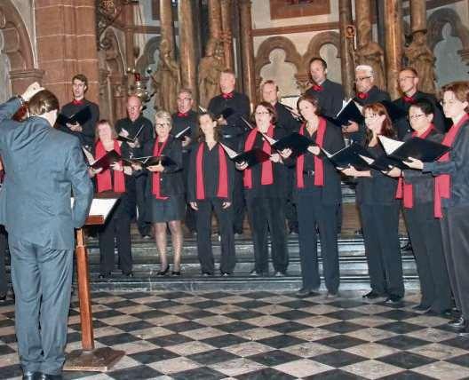 Das Ensemble gehört dem Gesangverein (GV) Liederkranz Zellhausen an und gastiert unter der Leitung von Ralf Emge erstmalig in der Kapelle von St.