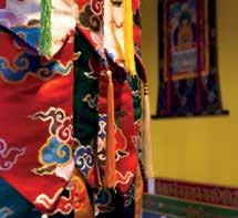 Zu ihrer täglichen Hauptarbeit gehört jedoch die Übersetzung der alten Weisheitstexte des Tibetischen Buddhismus ins Deutsche. V.l.: Almut Berkane, Ingmar Strube und Lisi Frischengruber haben in Tharpaling auch ein Zuhause gefunden.