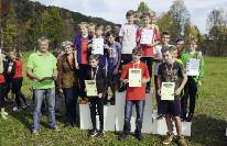Die Sieger der Kategorie 0-männlich: 1.BG Lerchenfeld, 2.NMS Kötschach-Mauthen, 3.Nationalpark HS Winklern mit Chris - tian Gfrerer und FI Mag. Renate Macher-Meyenburg.