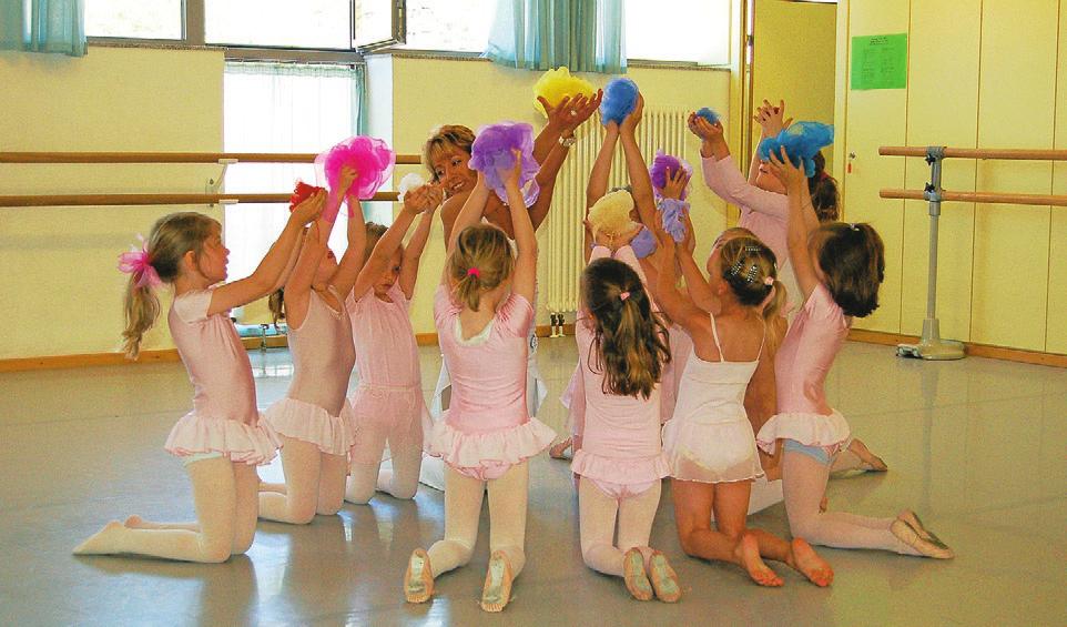 Pré-Ballett nennen sich die Klassen, in denen, unter der fachkundigen Anleitung von Sabine oder Jenny Steimle, die Jüngsten spielerisch ans Ballett herangeführt werden.