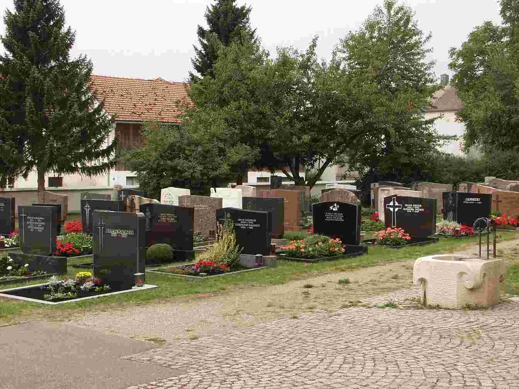 12 GRABSTEINE MÜSSEN SICHER SEIN Der kirchliche und der gemeindliche Friedhof sind in Böhmfeld jederzeit frei zugänglich.
