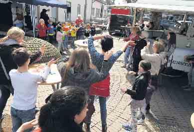 Kaldenkirchen Aktiv übernimmt traditionell am Frühlingsfest Samstag das Zapfen in den Bierpavillions auf dem Kirchplatz. Sonntag, 5.