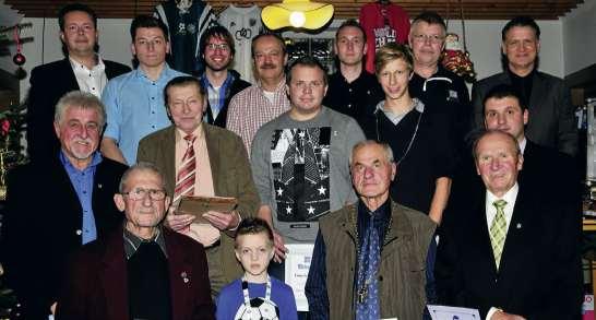 40 Kulmbach Schiedsrichtervereinigung Zusammen bringen sie es auf mehrere hundert Jahre Mitgliedschaft bei der Schiedsrichtervereinigung Kulmbach: die vielen langjährigen Aktiven, die am Wochenende