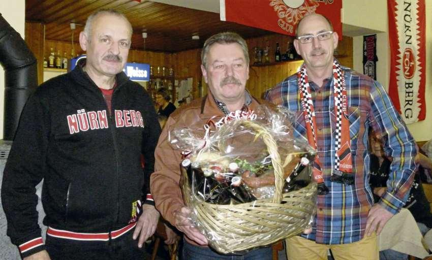 44 Mistelbach FCN-Fanclub Bei der Weihnachtsfeier bedankte sich der Fanclub beim scheidenden Kassier Dieter Fischer mit einem Geschenkkorb.