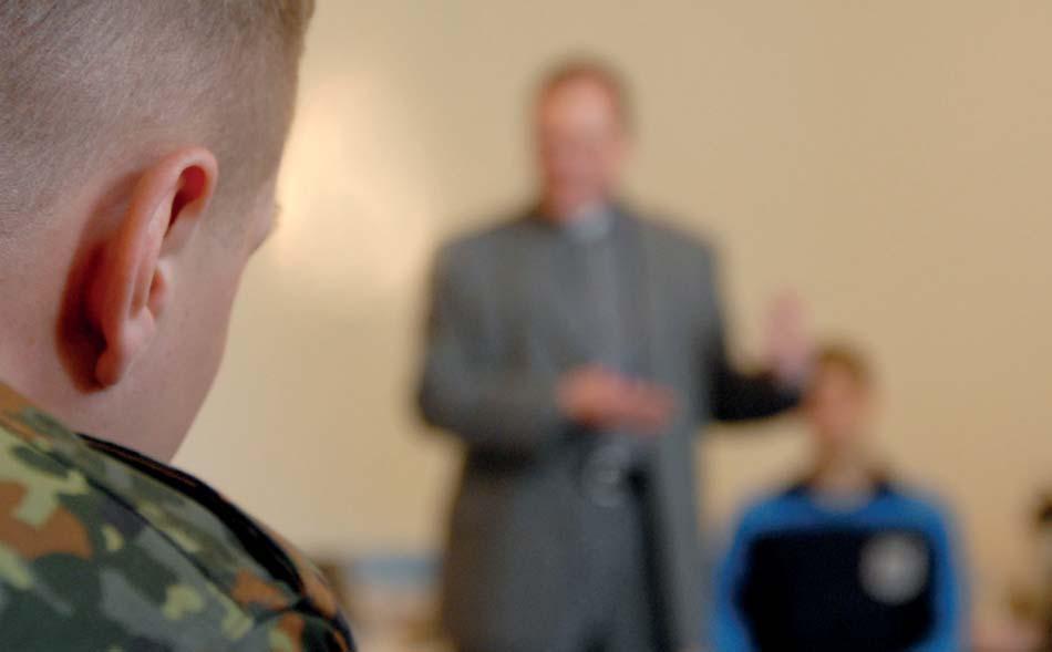 Aus der Militärseelsorge Auf einem guten Weg Seit dem dritten Workshop Ethische Bildung in der Bundeswehr, der Mitte April 2019 im Bundesministerium der Verteidigung (BMVg) diesmal von den beiden