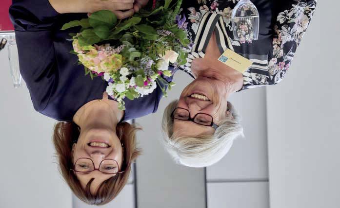 GOLF Zonta Club Münster feiert 100 Jahre Zonta International Wir Frauen bewegen die Welt (hi.re.) Dr. Susanne Gescher und (vo.re.) Mechthild May-Hügemann freuen sich, dem Frauensportverein e.v. einen Scheck in Höhe von 5.