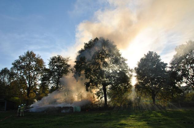 Einsatz 145 am Dienstag, dem 28.10.2014 um 15:23 h, Himmelmoorweg, Rundballenbrand Schon am Vormittag waren wir zur Unterstützung der Feuerwehr Tangstedt alarmiert worden.