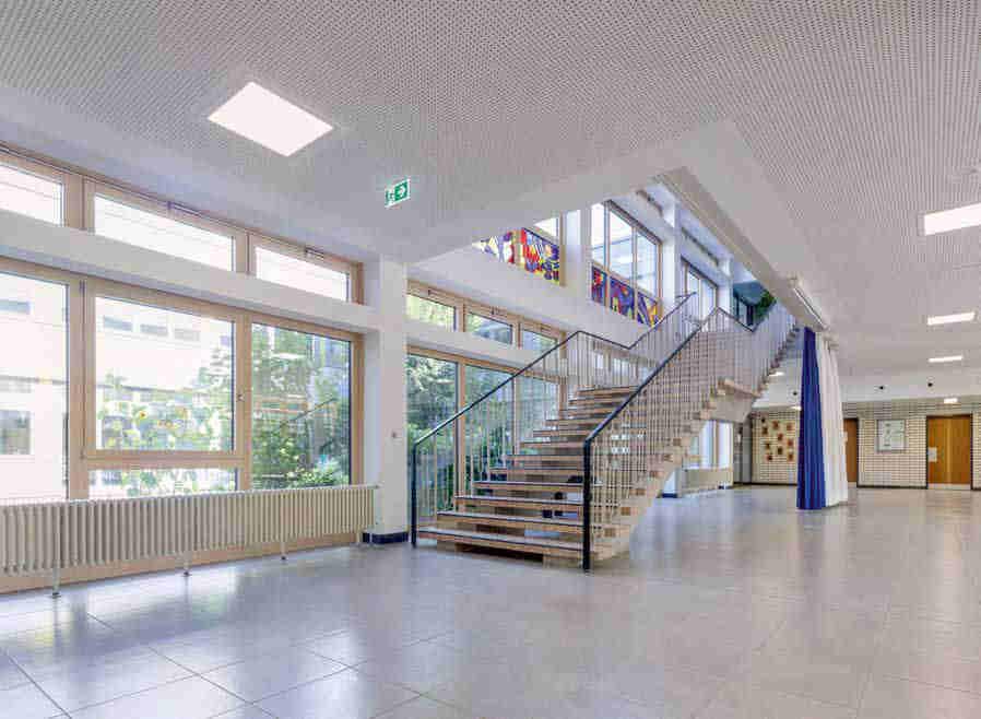 Schulsanierungen Carl-Benz-Schule // Sanierung des Hauptgebäudes Die Carl-Benz-Schule in Stuttgart bestehend aus drei freistehenden Gebäuden Hauptgebäude, Nebengebäude und Turnhalle wurde in den