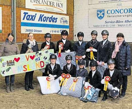 Die Teilnehmer des Juniorenvergleichswettbewerbs BV Emsland Pferde und Ponys freuen sich über ihren Sieg (Foto links). Anna Sandmann mit einem Vierspänner (Fotorechts).