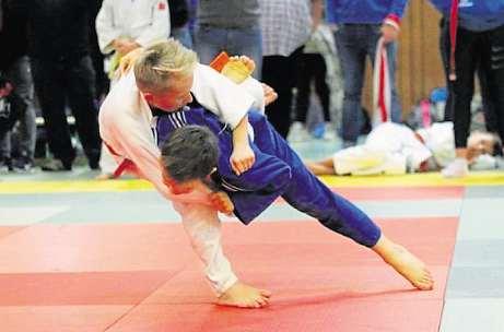 Jigoro Kano hat um 1882 Judo aus dem Jiu-Jitsu Judo entwickelt und entfernte alle gefährlichen Tritte, Schläge und Fausthiebe, um einen effektiven Sport zu entwickeln welcher Körper und Geist schult.