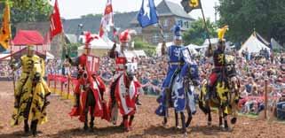 Edle Ritter und Damen, Handwerker und Gaukler bevöl kern den Schlosshof und die Ritterturniere der Kaskadeure laden an allen Tagen zum Mitfiebern ein.