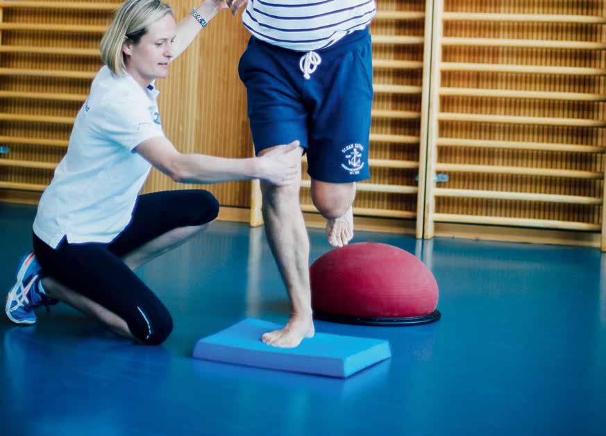 Das Kniegelenk ist bei jedem Schritt einer Stoßbelastung von bis zu 300 Kilogramm ausgesetzt, erklärt Susanne Vinke, fachliche Leiterin der Physiotherapie im Staatsbad Vitalzentrum.