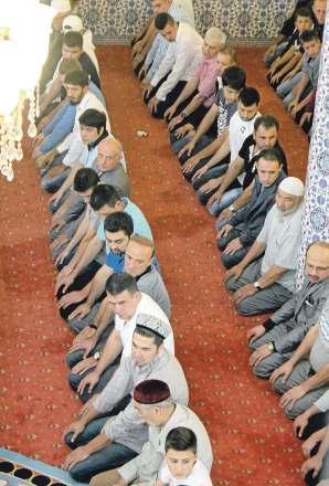 Archiv-Foto: Patrick Seeger/dpa Womöglich bekommen Muslime zum Ramadan - auf dem Foto sind Gläubige in der Lebenstedter Moschee - nun auch einen Feiertag. Archiv-Foto: Jörg David Braunschweig.
