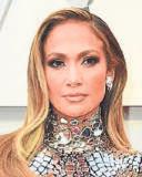 AUS ALLER WELT / WETTER LEUTE WESTFALEN-BLATT Nr. 91 Jennifer Lopez (49), Sängerin, hat den Kinostart für»hustlers«bekanntgegeben: 13. September. Darin spielt sie eine Ex-Stripperin.