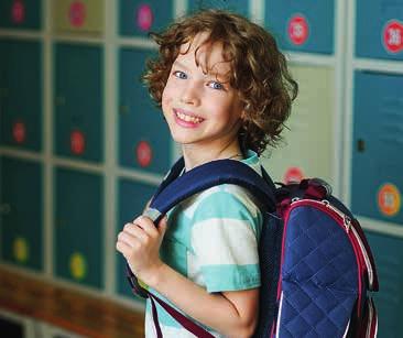 Damit die Schultasche richtig sitzt, sollte das Kind zum Schultaschenkauf unbedingt mitgenommen werden.