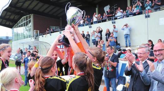 8. VGH Girls-Cup Glücklich präsentieren die jungen Fußballerinnen aus Emsbüren die Siegertrophäe.
