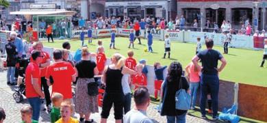 Bezirk Braunschweig Das Turnier wurde mitten in Gifhorns Innenstadt ausgetragen. Gifhorner Marktplatz wird zur Fußballarena 1.000 Kinder sind begeistert: 13.