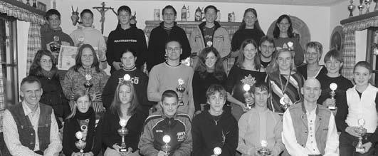 Mit ihren Urkunden und Pokalen stellten sich die Sieger der Schülerrunde und Gaujugendcup zu einem Erinnerungsfoto zusammen.
