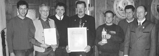 Vereine berichten Ehrungen gab es für besondere Verdienste bei den Hubertus Schützen in Sainbach.Im Bild von links: Michael Katzenschwanz jun.